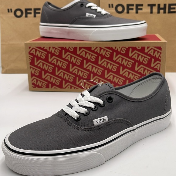 Vans WMNS Authentic Pewter/Black
VN000JRAPBQ
Sneakers - Picture 15 of 16